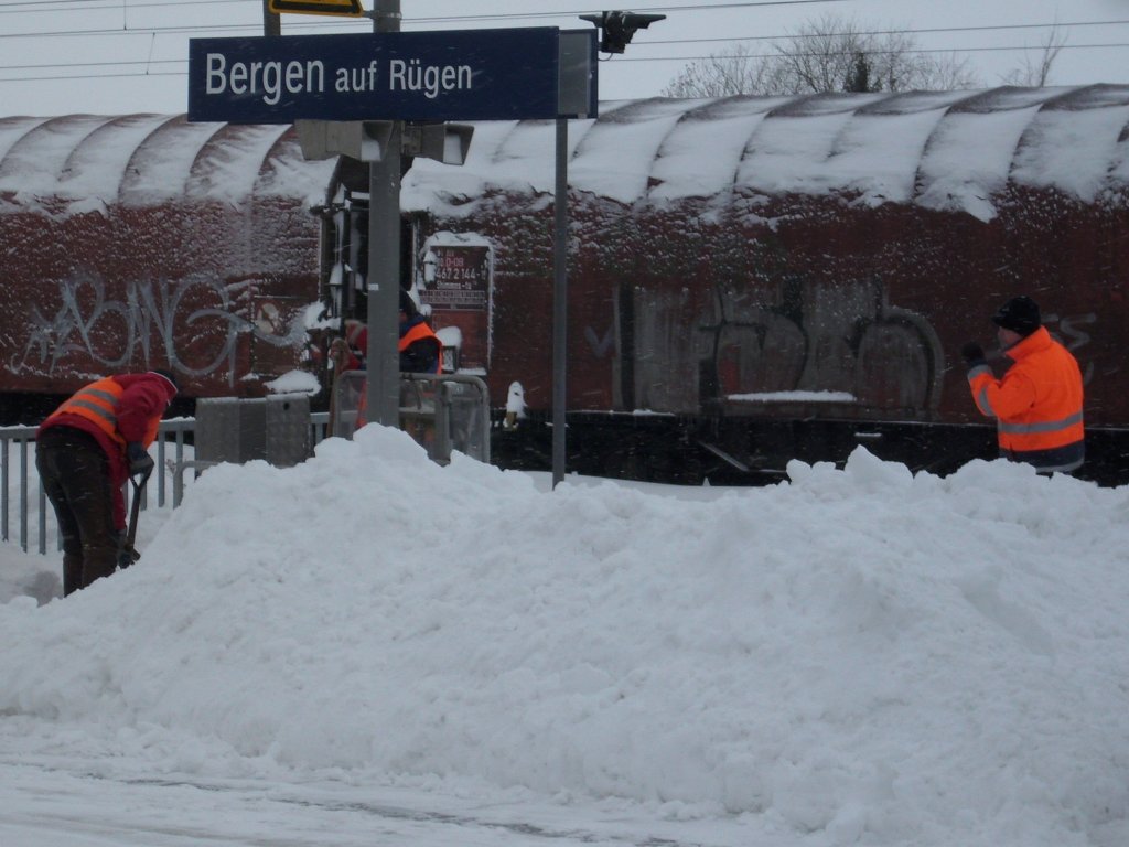 Nach neuen Schneefllen ist der Schneetrupp am Morgen vom 13.Februar 2010 in Bergen/Rgen wieder im Einsatz.