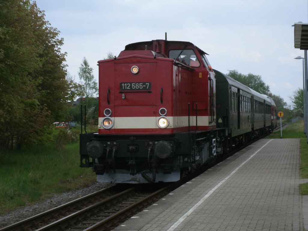 Nach noch nicht mal einen Kilometer Fahrstrecke hielt die PRESS 112 565 mit dem PRE 81272 Lauterbach Mole-Begen/Rgen,am 12.Mai 2013,in Lauterbach.