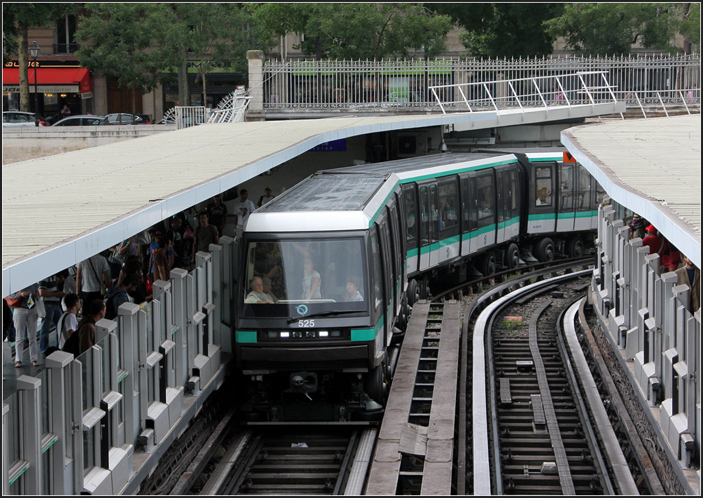 Nach oben offen - 

Die Metrostation Bastille ist nach oben offen da die Metrolinie 1 hier den Canal Saint-Martin überquert. 

21.07.2012 (M)