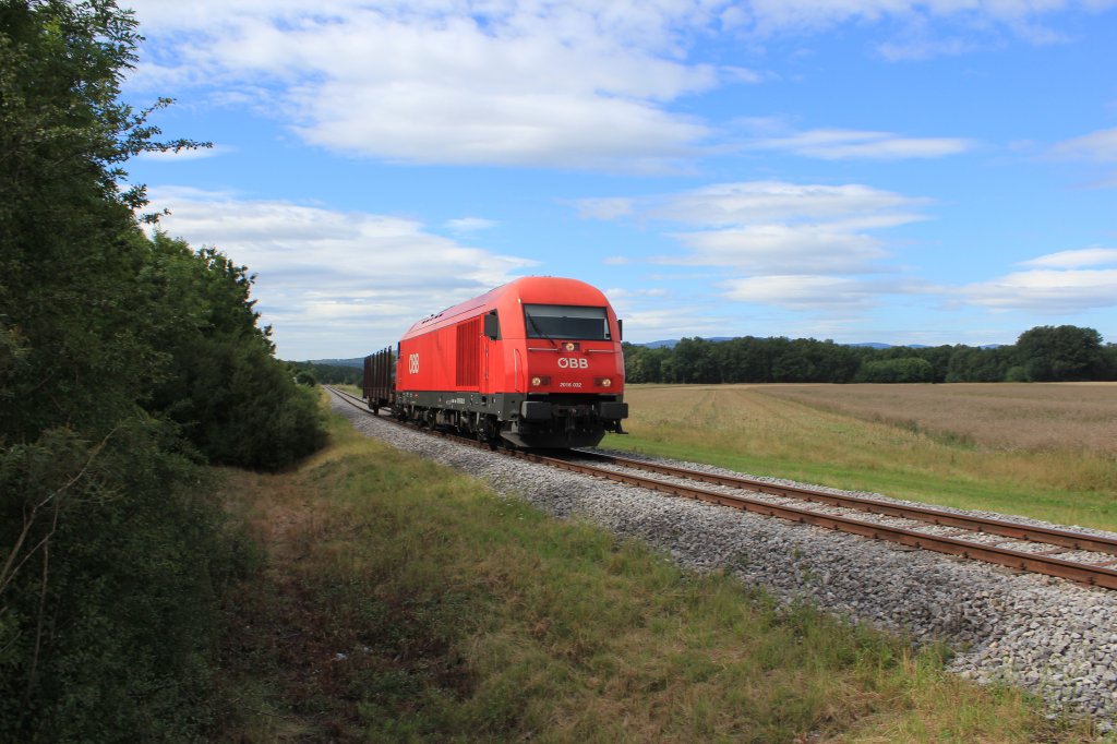 Nach Oberloisdorf folgt die Bahnstrecke der Burgenlandbahn der burgenlndischen Landesstrae B 61, bis sie ca. an dieser Stelle (Kilometer 43,0) durch Wald, Feld und Flur den nchsten Bahnhof nmlich Oberpullendorf erreicht, Juli 2012