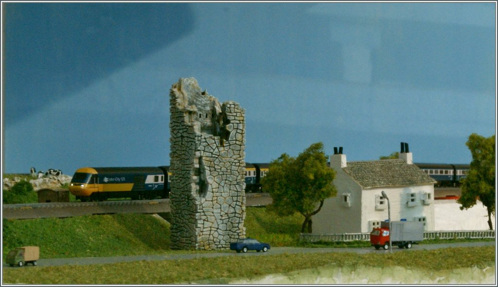 Nach Ollis Tipp mit Blende F29 fotografiert, verläuft zwar die Schärfeeben über nun das ganz Bild, doch könnte die Schärfe insgesamt noch etwas besser sein. 
T-Gauge HST 125 auf meinem Micro-Britannien Diorama am 3. Mai 2013