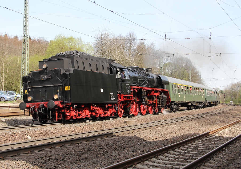 Nach der Parallelfahrt von Bebra nach Sontra kamen die zwei Dampfzge einzeln wieder zurck. Als erstes 03 1010 mit Tender voran Richtung Bebra. Aufgenommen am 28.04.2012 in Cornberg.