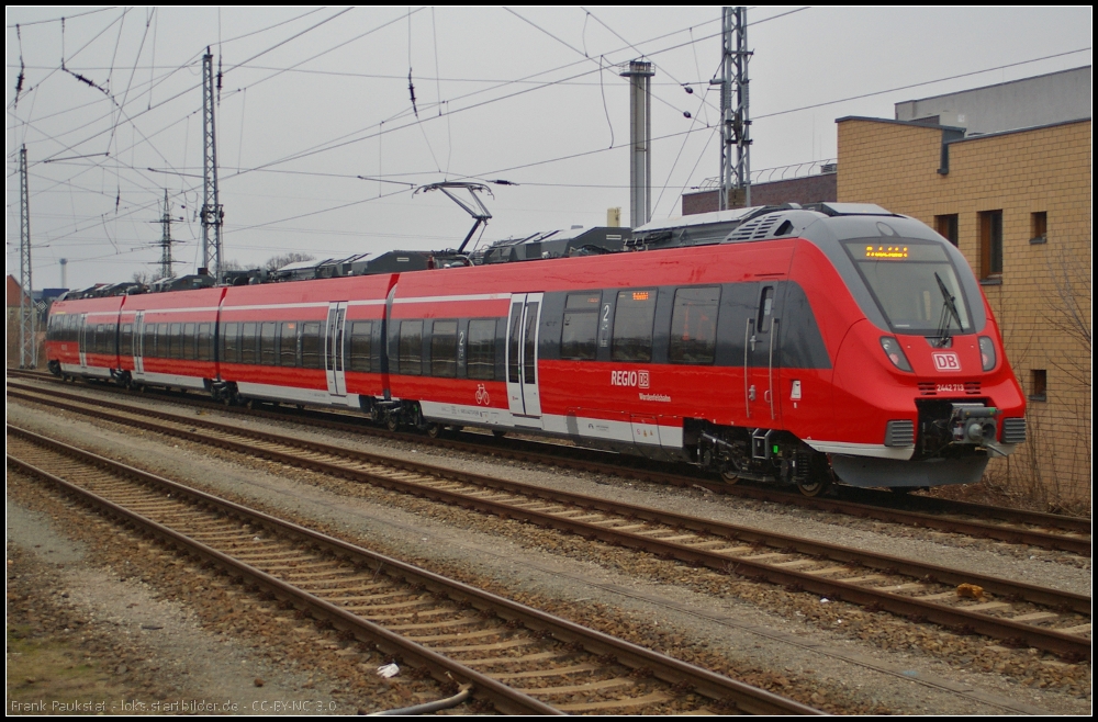 Nach einer Probefahrt kommt der TALENT 2 mit ungewöhnlicher Nummer 2442 213 zum Abrüsten am 18.02.2013 nach Hennigsdorf b. Berlin. Dieser Triebzug wird einmal auf der Werdenfelsbahn im Einsatz sein.