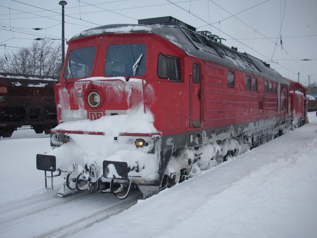 Nach der Rumung der Strecke nach Lauterbach,am 13.Februar 2010,knnte sich 233 314 in Bergen/Rgen eine Pause,bevor es dann nach Mukran ging.