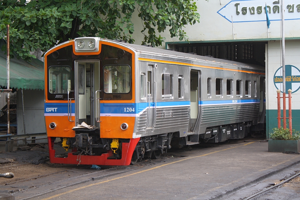 Nach einer Revision zeigt sich der NKF 1204 (1A' 2', dh, Nippon Sharyo, Bauj.1985) am 12.Mai 2012 im Depot Mahachai im neuen Anstrich.