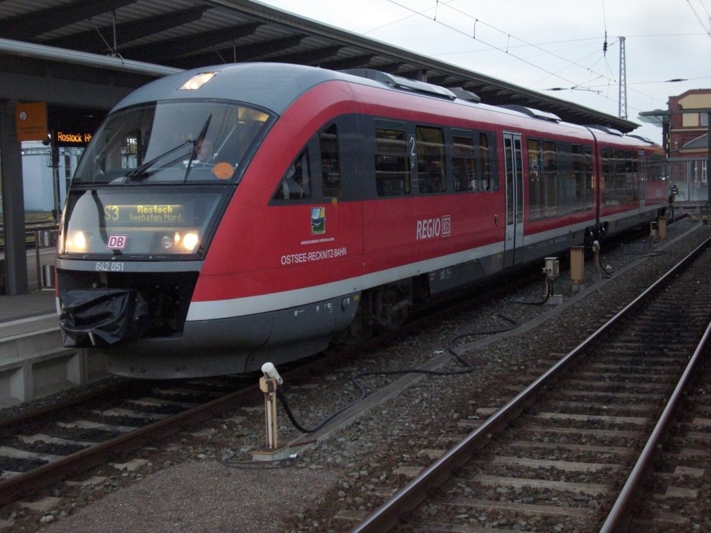 Nach Rostock Seehafen Nord fuhr am 31.Oktober 2009 Desiro 642 051 als dieser noch im Rostocker Hbf stand.