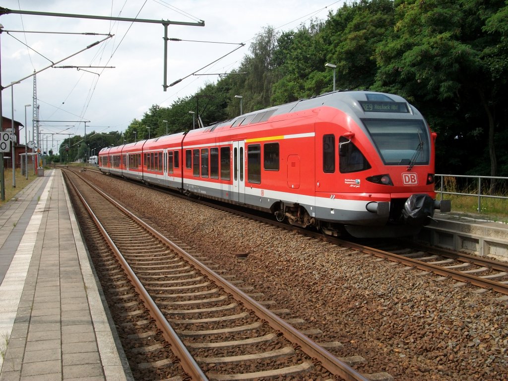 Nach Rostock unterwegs war am 02.August 2010 der Flirt 429 026 als Dieser von Sassnitz kommend in Martensdorf hielt.