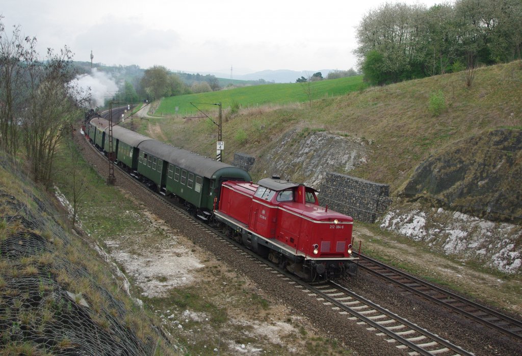 Nach schnellem Standortwechsel kam dieser Zug auch schon wieder aus Sontra zurck. Nun, logischerweise, mit 212 084-8 an der Spitze. Aufgenommenen am 01.05.2010 in Berneburg.