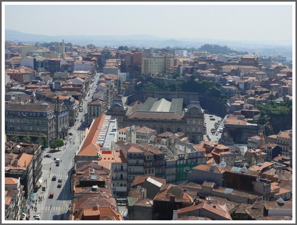 Nach schweisstreibendem Aufstieg auf den Kirchturm Torre dos Clrigos bot sich mir eine gute Sicht auf den Stadtbahnhof Porto So Bento. (14.05.2011)