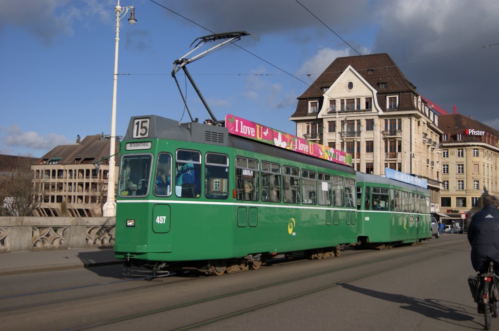 Nach einer schweren Kollision mit einem Car wieder im tglichen Einsatz auf den Linien 15/16. Die Aufnahme stammt vom 10.01.2010.
