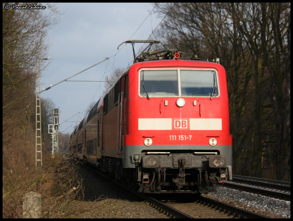 Nach sehr langer Zeit ging es endlich mal wieder zu einer alten Fotostelle.
Diese liegt ungefhr 2 Km vor dem Baaler Bahnhof in Richtung Erkelenz.
Lange bleiben konnte ich nicht bleiben, hab dafr aber 1-2 gute Fotos hin bekommen.
Hier eins dieser Bilder, die 111 151 als RE4 Richtung Aachen. Dieser hatte zu diesem Zeitpunkt ungefhr 140 Km/h drauf.
20.02.10 16:04