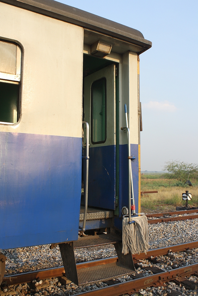 Nach seinem Einsatz wird der Wischmob zum Trocknen in die Sonne gehängt. Detailaufnahme des บสส.1003 (บสส.=BST./Bogie Second & Third Class Carriage) als letzten Wagen des ORD 201 am 13.März 2012 im Bf. Dong Takhop. 

