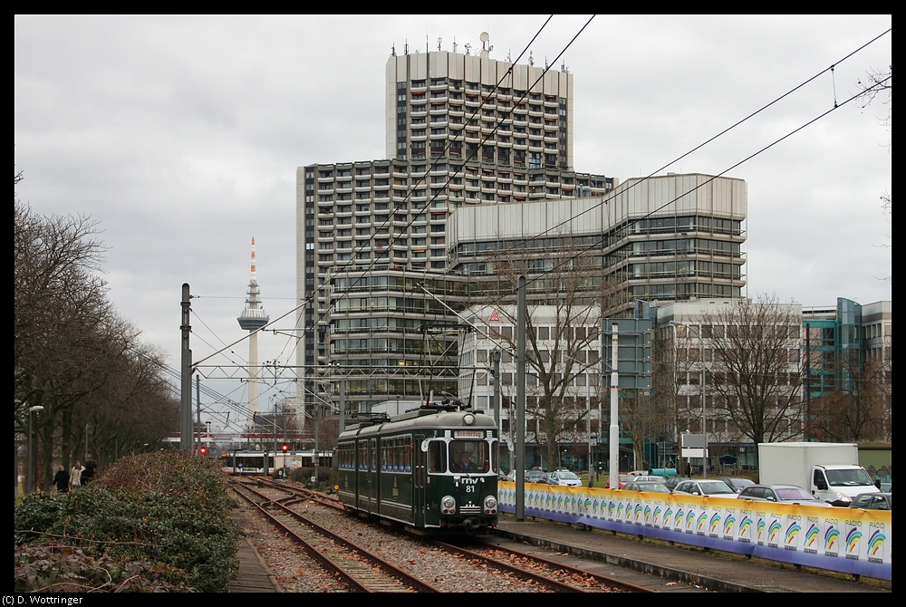 Nach seiner Taufe 04. Februar 2011 auf den Namen  Sixty  hatte der Triebwagen 81 gleich eine Sonderfahrt f�r Radio Regenbogen. Hier konnte ich ihn bei der Einfahrt in den nicht mehr im Planbetrieb genutzten Bahnhof Mannheim-Kurpfalzbr�cke fotografieren.