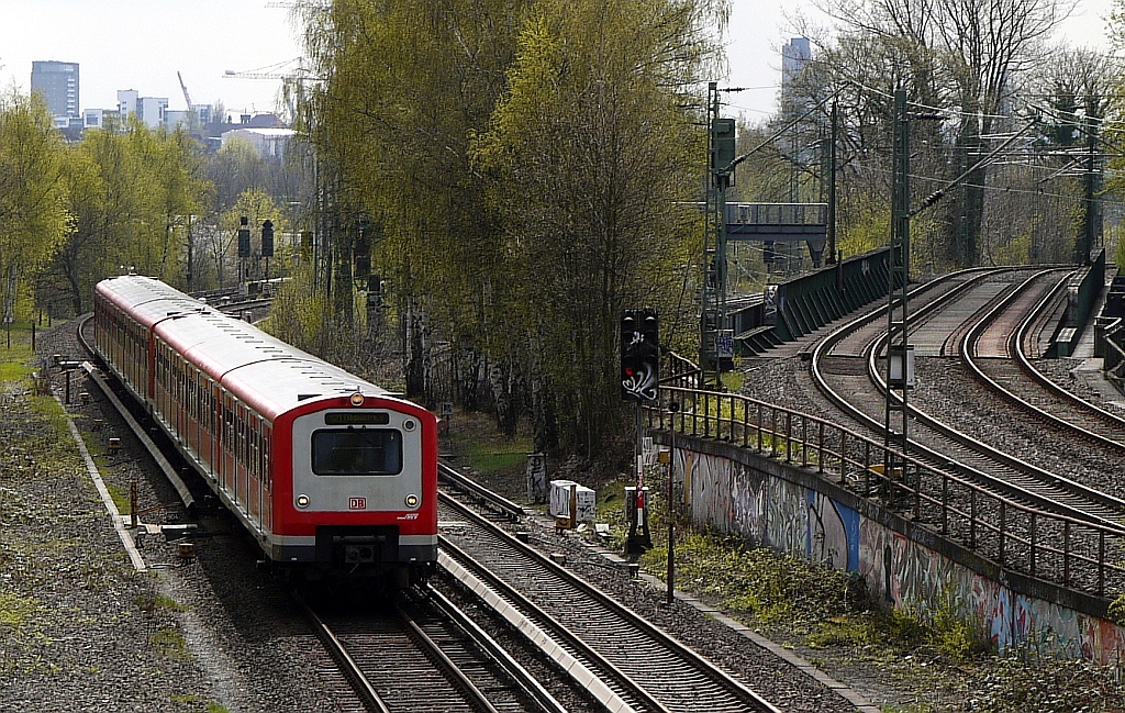 Nach der Station  Diebsteich  tangiert die S-Bahnstrecke Richtung Norden kurz die Fernbahngleise aus Altona, um dann vor der Station  Langenfelde  stlich abzuknicken. Hamburg, 27.4.2013
