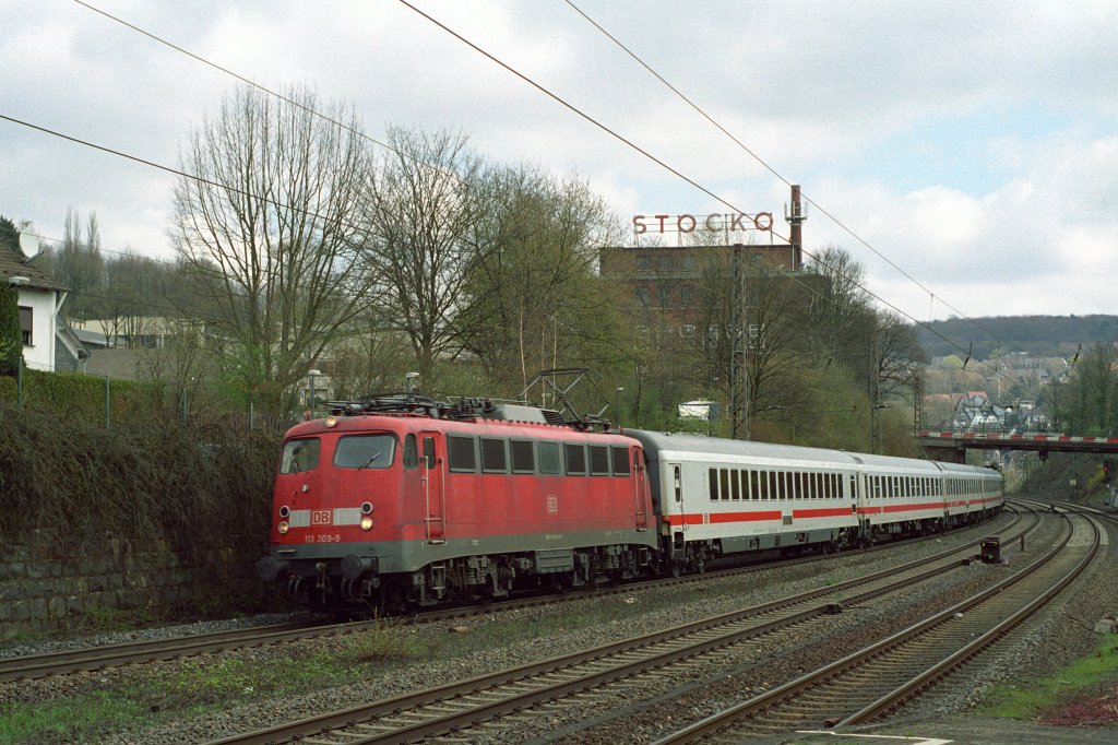 Nach den Tauri ziehen nun 113er den ICE-Ersatzzug IC2862 von Hamm nach Bonn. Am 10.04.2010 um 12:44Uhr kamen 113 309-9 und hinten kalt 113 267-9 durch Wuppertal - Sonnborn.