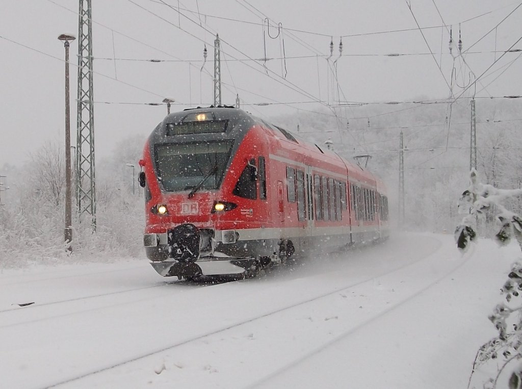 Nach technischen Problemen bin ich wieder zurck ! 429 028 bei Schneefall am 20.Dezember 2010 beim erreichen von Bergen/Rgen.