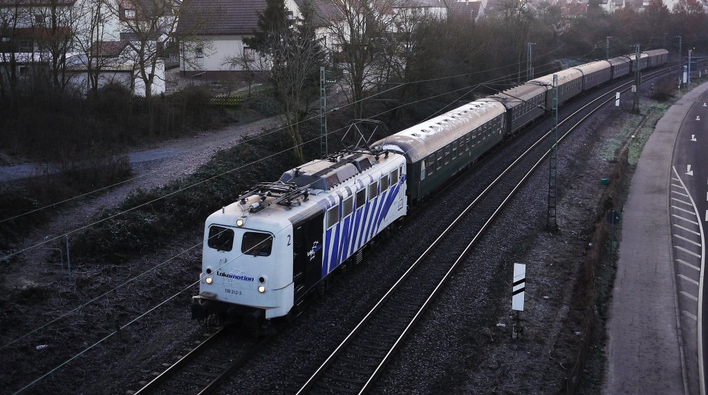 Nach Th�ringen war dieser Sonderzug der Ulmer Eisenbahnfreunde e.V. am Morgen des 29.01.2011 Richtung Meiningen unterwegs, hier bei Neckarsulm.
Sehenswert die gepflegte 139 312 Bj. 1964 der Lokomotion Gesellschaft, die im Lauf der Sonderfahrt in Schweinfurt von einer 50 3501 aus Meiningen abgel�st wurde.