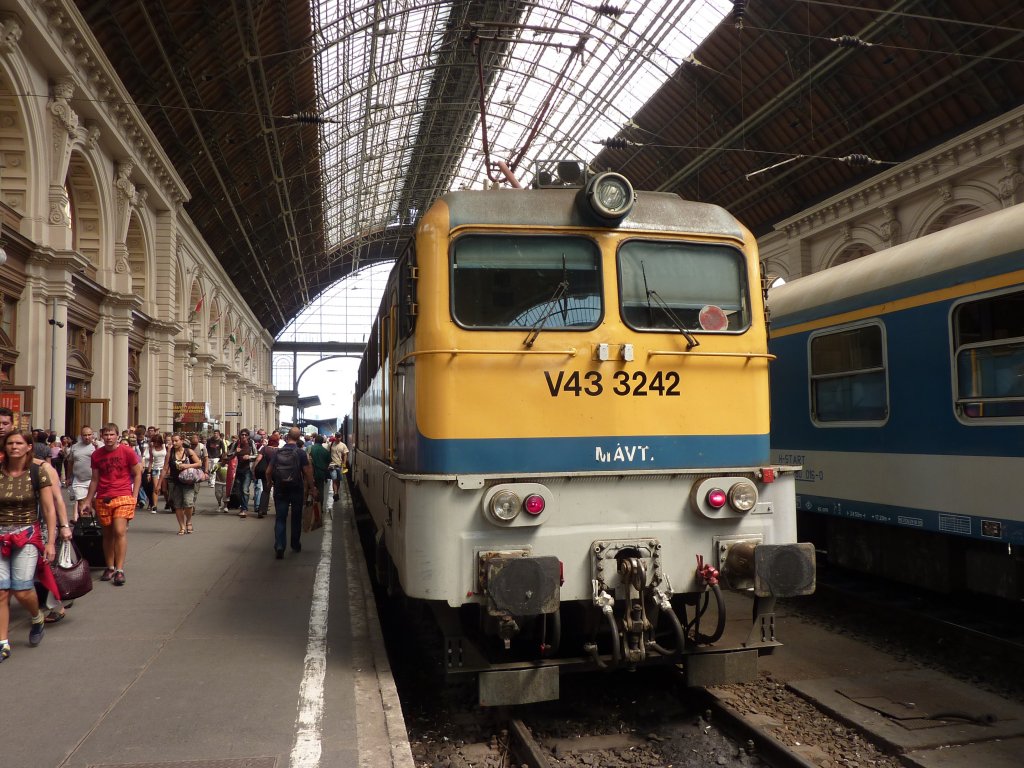Nach ber 17 Stunden Fahrt ist der EuroNight Venezia am 5.8.2011 nach einer Fahrt durch 4 Lnder mit 4 nchtlichen Passkontrollen, einer Zollkontrolle, 4-5 Lokwechseln mit 3 Stunden Versptung in Budapest angekommen.