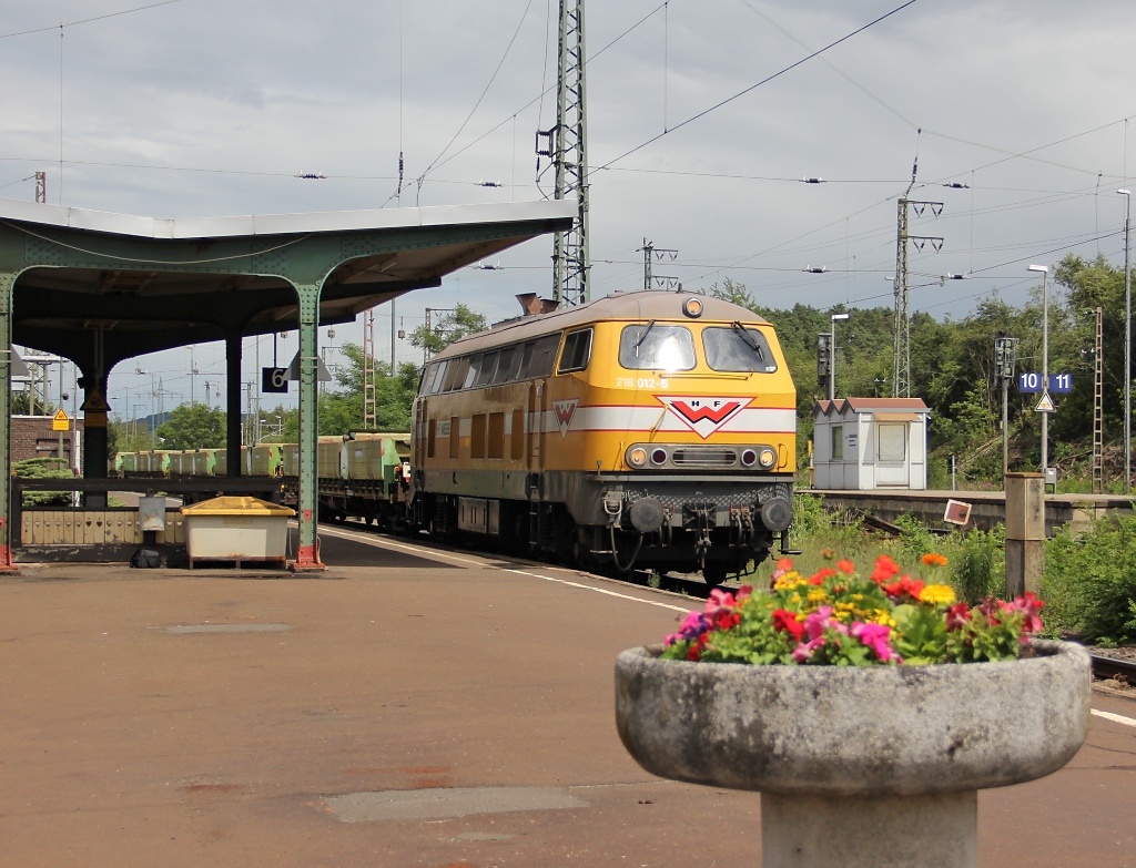 Nach Umsetzten um den Abraumzug steht 216 012-5 wieder abfahrbereit am Gleis 6 im Bahnhof Eichenberg in Richtung Sden. Aufgenommen am 23.06.2011.