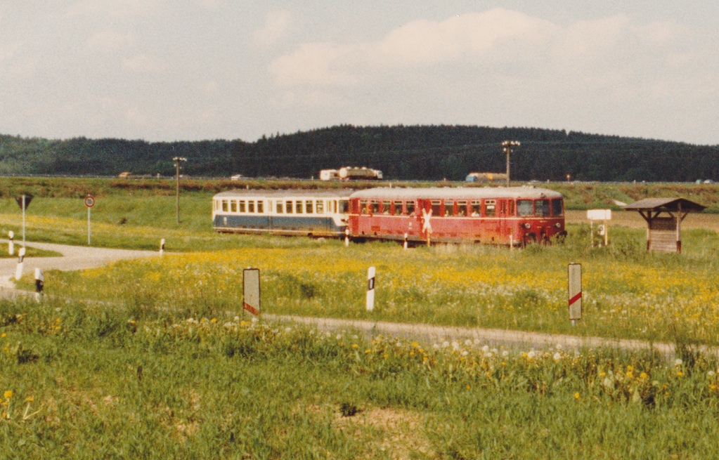 Nach Unterquerung der im Hintergrund sichtbaren A6 erreicht der N 6149 im Mai 1985 den Haltepunkt Vehlberg. Viel los war hier nie, der kleine Ort liegt (rechts vom Bild) eine Viertelstunde Fuweg entfernt.