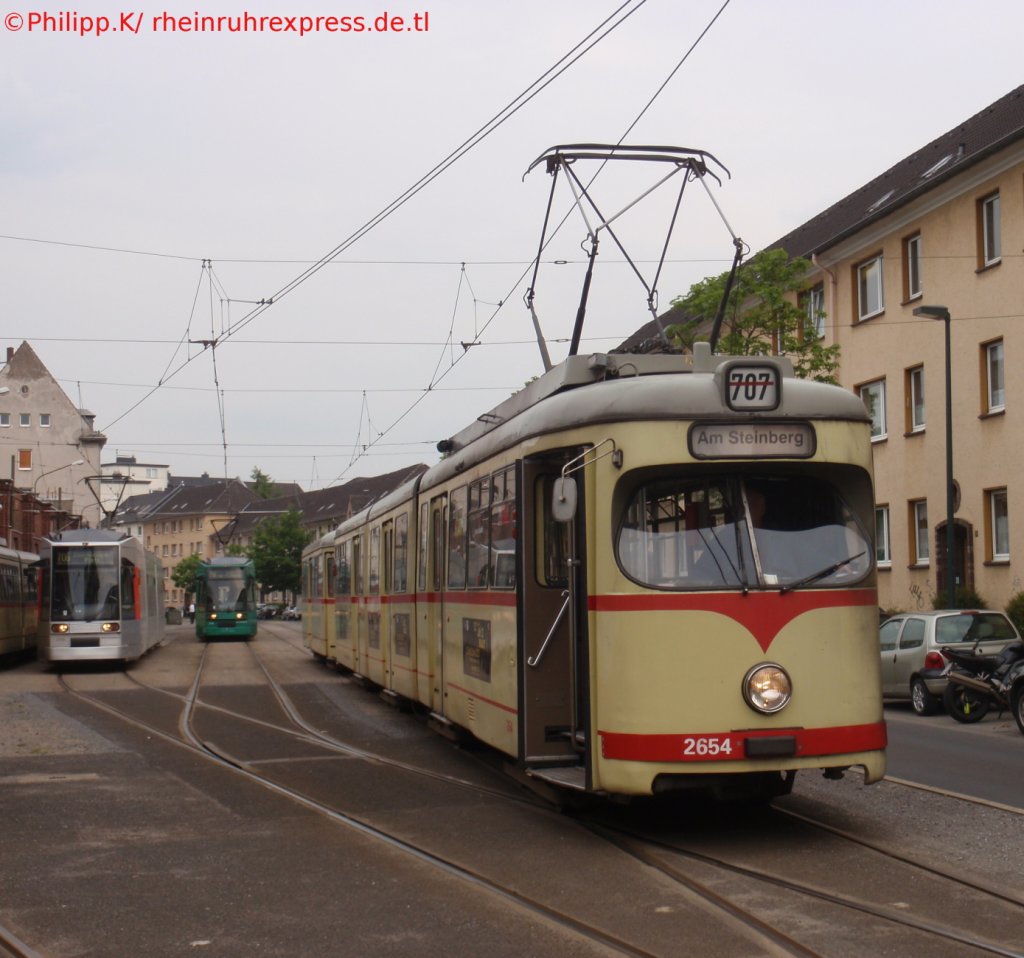 Nach verrichteter Arbeit rckt 2654 am 15.5 zu seinem Heimatbetriebshof am Steinberg ein.
Viele weitere Bilder von den gelben Klassikern in Dsseldorf gibts unter:
www.rheinruhrexpress.de.tl