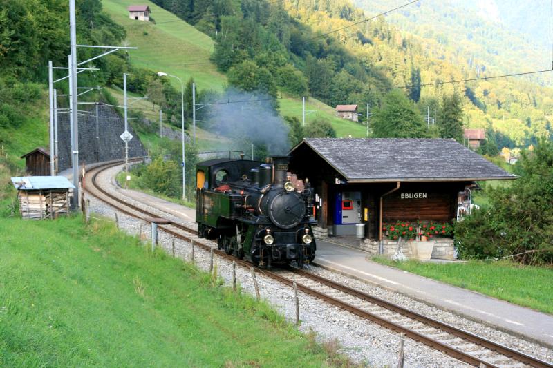 Nach vollbrachter Leistung am Brningpass dampft die HG 3/3 1067 am Abend des 21.08.2011 von Meiringen zurck nach Interlaken und passiert Eblingen.