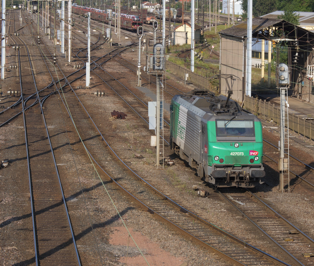 Nach vollendeter Arbeit geht es wieder zurck ins Depot von Thionville.

SNCF FRET 4 27073 Alstom Prima EL2U/4 (2-System: 1,5 kV= und 25 kV~) beim Umsetzen ins Depot.

03.09.2012