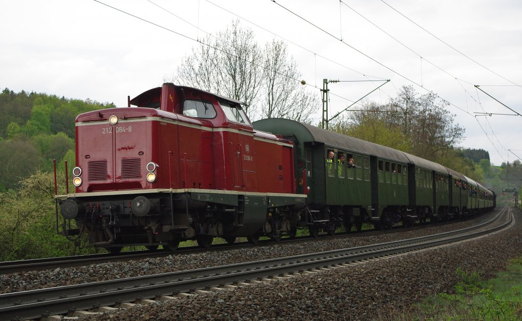 Nach einer Weile kamen dann die zwei Zge wie auch schon bei der ersten Parallelfahrt einzeln und nacheinander wieder zurck aus Sontra. Den Anfang machte Zug 2 mit 212 084 nun ziehend. Aufgenommen am 01.05.2010 bei Gilfershausen.
