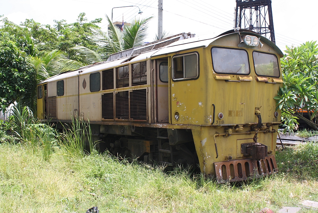 Nach wie vor steht die 3110 (B'B', dh, Krupp, Bauj.1969, Fab.Nr.4999) am selben Platz als Ersatzteilspender; Depot Thon Buri am 19.Mai 2012.