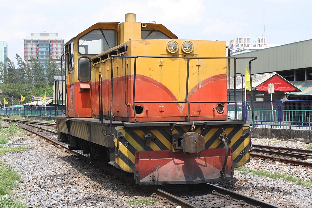 Nach wie vor, wenn auch schon etwas ramponiert, versieht die HAS 79 (C, dh, Henschel, Bauj.1985, Fab.Nr.32849) im Bf. Thon Buri als Verschubreserve ihren Dienst. Bild vom 19.Mai 2012.