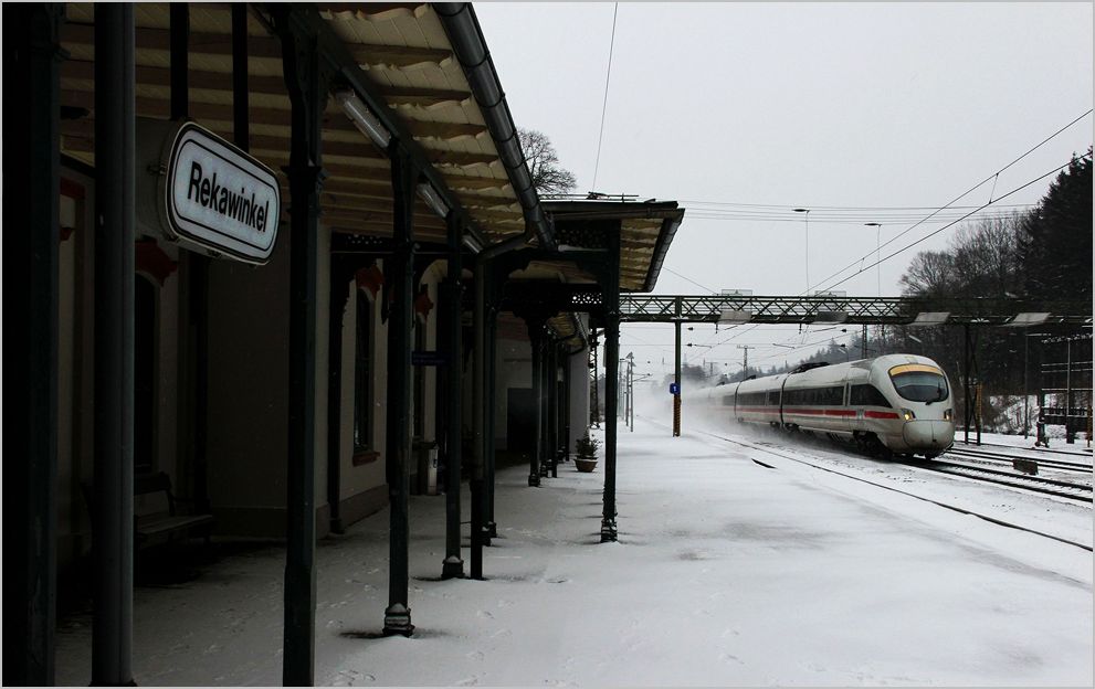 Nach wie vor werden einige ICEs ber die alte Weststrecke umgeleitet, wodurch sich die Mglichkeit ergibt, diese im schnen Bahnhof Rekawinkel zu fotografieren... 
14. Mrz 2013