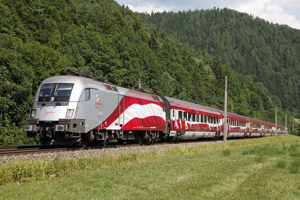 Nach wochenlangen Einsatz im Bereich der Westbahnstrecke kam die 1116 249 mit ihrer langen Fahne in den letzten Tage wieder auf der Sdbahn zum Einsatz. Hier zu sehen als RJ658 nahe Pernegg am 26.07.2013.