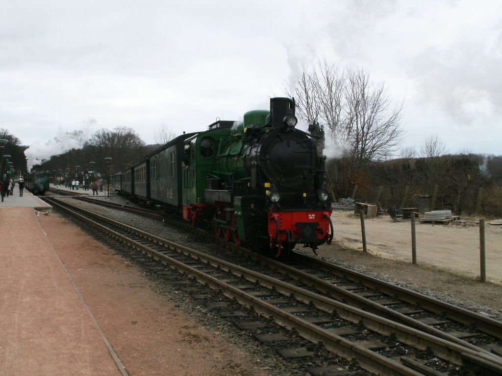 Nach der Zugkreuzung,am 19.Februar 2011,verlie Mh53 mit ihren Zug nach Putbus den Bahnhof von Binz.