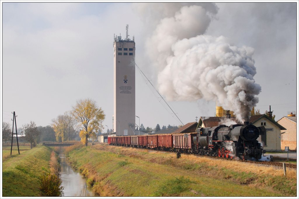 Nach zwei Dampftagen in der Vorwoche bei trbem Wetter, endlich einmal Dampf und schnes Wetter. Ein paar Leuten habe ich es zu verdanken, am 31.10.2009 die Mglichkeit gehabt zu haben, den nach meinen Informationen erst zweiten Plandampfzug auf BB Normalspur fotografieren zu drfen. 

52.7612 bespannte an diesem Tag die beiden Planzge VG 75012/75013 zwischen dem Rbenverladeplatz Paasdorf nchst Mistelbach und Hohenau. Die Aufnahme zeigt den aus 10 Waggons bestehenden und 800 Tonnen schweren Rbenzug VG 75013 bei der Ausfahrt aus Wilfersdorf-Hobersdorf.

Mein Dank gebhrt jenen, die diesen wunderbaren Zug mglich gemacht haben. Htte mir nicht gedacht, dass dies in sterreich berhaupt mglich ist.