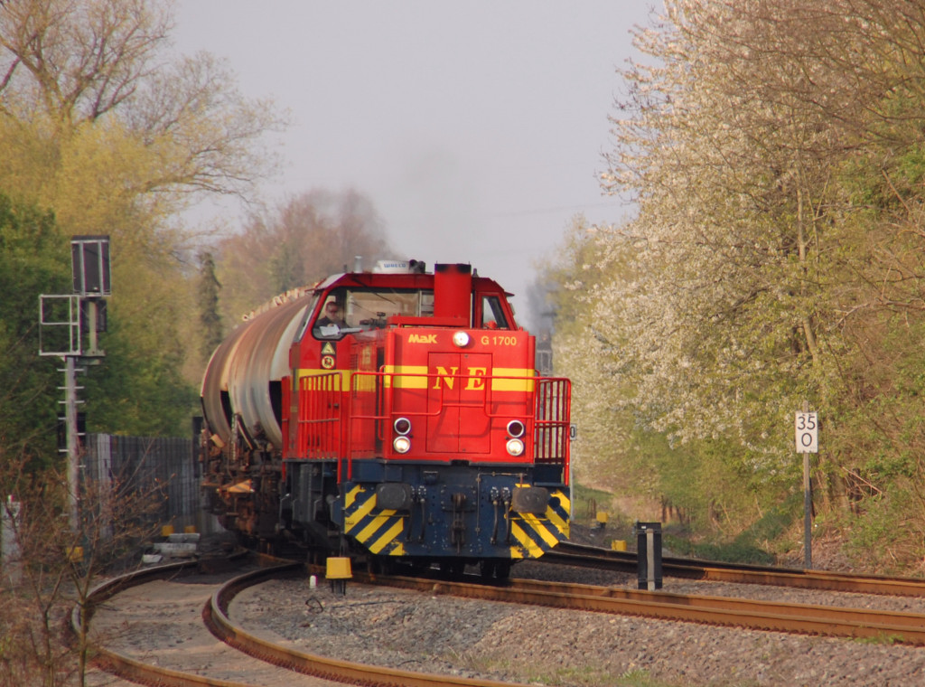 Nach zwei vorher ausgefahrenen Z�gen darf die NE Nr. 9 nun auch von der KBS 481 auf die Kbs 465 wechseln in Richtung Rommerskirchen. 13.4.2012