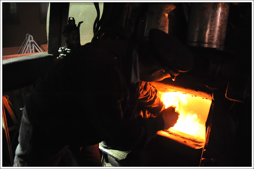 Nachdem 06-018 in der Nacht von 9. auf 10.11.2012 unter Dampf war, legte Rudi noch einmal ordentlich nach, um das Feuer bis zum nchsten Tag zu halten. Glaubt es mir, die Borsig ist hungrig. 5 m2 Meter Rost mssen erst einmal befllt werden. Ganze 5 Minuten schaufelte er Kohle in die Feuerbchse.

