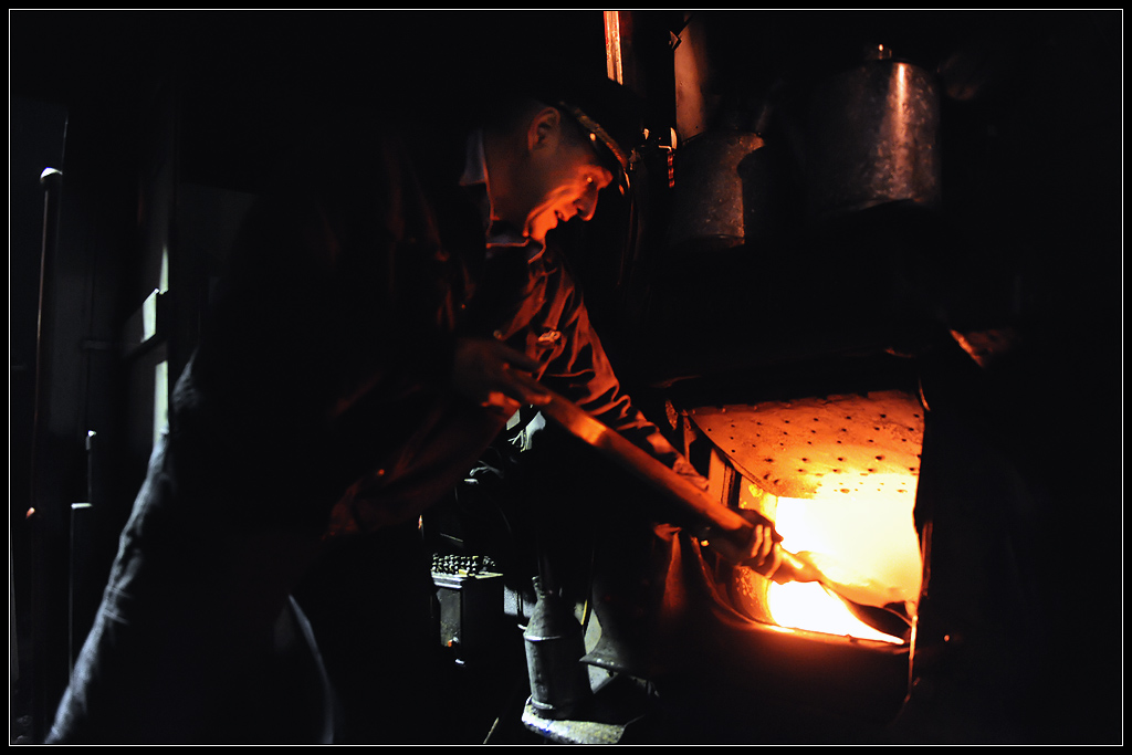 Nachdem 06-018 in der Nacht von 9. auf 10.11.2012 unter Dampf war, legte Rudi noch einmal ordentlich nach, um das Feuer bis zum nchsten Tag zu halten. Glaubt es mir, die Borsig ist hungrig. 5 m2 Meter Rost mssen erst einmal befllt werden. Ganze 5 Minuten schaufelte er Kohle in die Feuerbchse.
