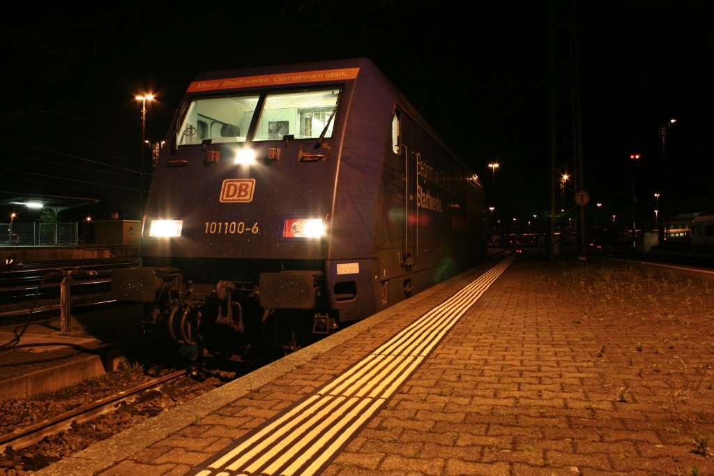 Nachdem 101 100-6  Energiewende  den AZ 13371 an zwei BLS Re 4/4 (Re 425) in Basel SBB abgegeben hat, kam sie als Tfzf wieder nach Deutschland zurck. Hier steht die Lok bei abrsten auf dem Stumpen 095 des Badischen Bahnhofes.