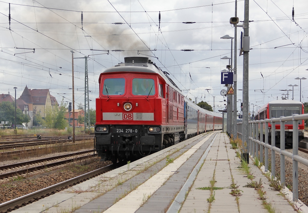 Nachdem 101 136 den EC 178 (Prag - Stettin) nach Angermnde gebracht hat, bernimmt ab hier 234 278-0. Aufgenommen am 10.08.2011.