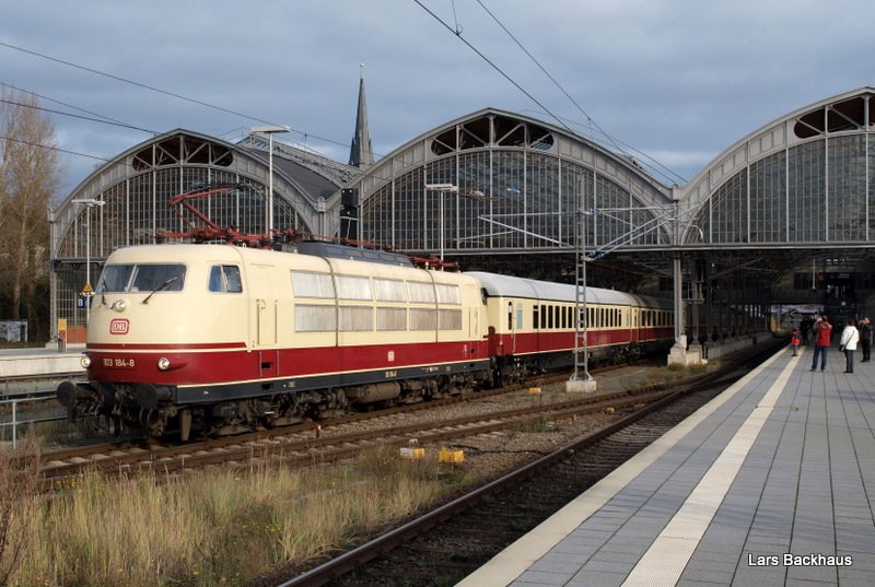 Nachdem die 103 184-4 den TEE-Leerpark Rchwrts aus dem Hauptbahnhof gedrckt hat, durchfhrt sie nun den Lbecker Hbf auf Gleis 6 auf dem Weg in die Abstellgruppe. Aufgenommen am 28.11.09.