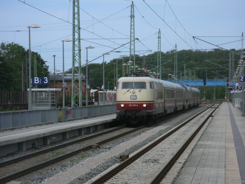 Nachdem 103 235 mit dem TEE Rheingold von Kln nach Binz eine Stunde zuvor,am 03.Juni 2012,Bergen/Rgen durchfahren hatte,fuhr der Leerpark von Binz wieder zurck ber Bergen/Rgen nach Kln.