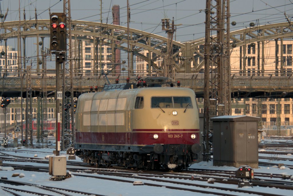 Nachdem 103 245 am 09.02.2013 pnklichst den IC 2301 von Nrnberg in die bayrische Landeshauptstadt gebracht hat rollt sie vorbei an der WH Nummer drei auf die Ruhebank.