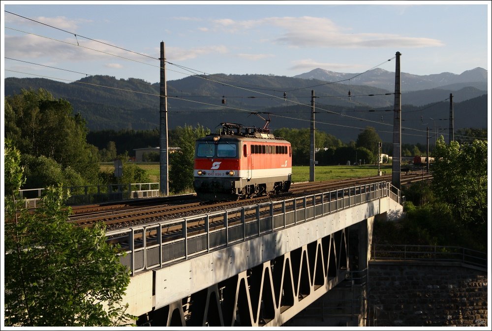 Nachdem die 1042 036 einem Gterzug ber den Neumarkter Sattel vorgepannt hatte, konnte ich sie anschlieend bei der Retourfahrt als Lokzug Richtung Knittelfeld ablichten.  
Plsbrcke Zeltweg 4.6.2010