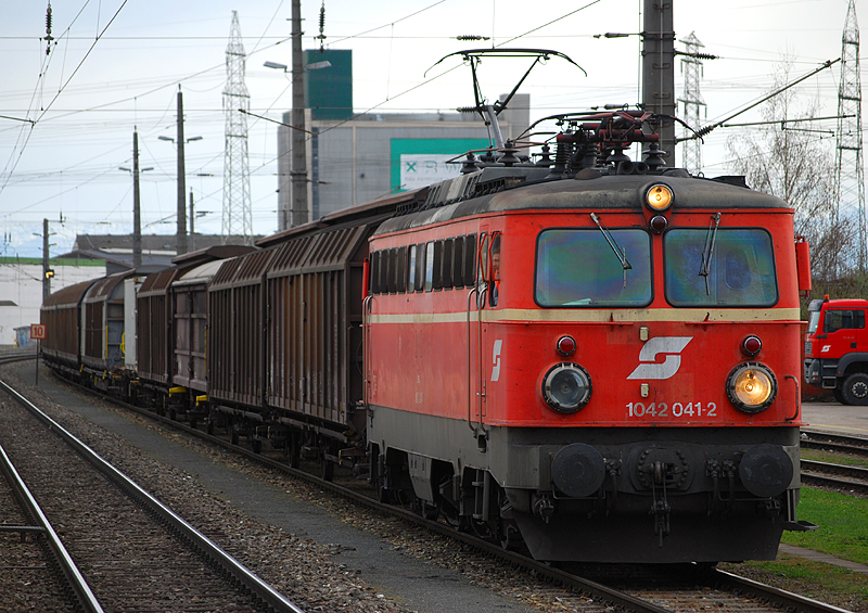 Nachdem die 1042 041 am 30.3.2010 den Nachschiebedienst am 48930 beendet hatte, fuhr sie als Lokzug von ebendort nach Linz-Wegscheid,um einige Gterwagen als 65908 zum Linzer Vbf Ost zu befrdern. Der Zug ist hier kurz vor der Abfahrt in Linz-Wegscheid zu sehen.
