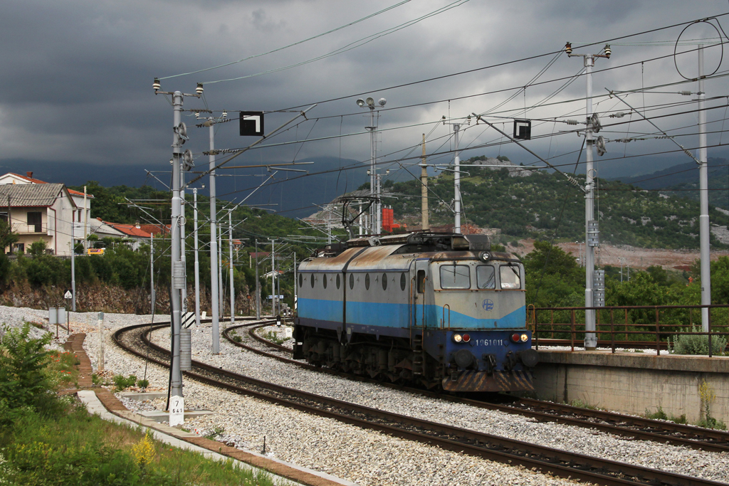 Nachdem 1061 011 ihren G�terzug im Bahnhof Skrljevo abgestellt hatte, fuhr sie solo zur�ckn nach Rijeka. Aufgenommen am 08.06.2011 in Skrljevo.