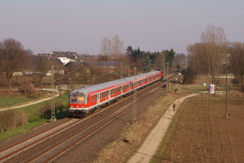 Nachdem 111 120-2 mit ihrem RE 4 nach Aachen an mir vorbei gefahren war, kam auch schon der erste Verst�rker um die Ecke, welcher leider gedreht war, was also hei�t: Steuerwagen vorraus ! Noch dazu schon 111 111-1 anstatt, wie es eigentlich sein sollte, eine 110er...Aber nun gut, auch dieser sollte fotografiert werden, denn wer wei�, wie lange es sie noch geben wird ;-) (M�nchengladbach-L�rrip, 16.03.2012)