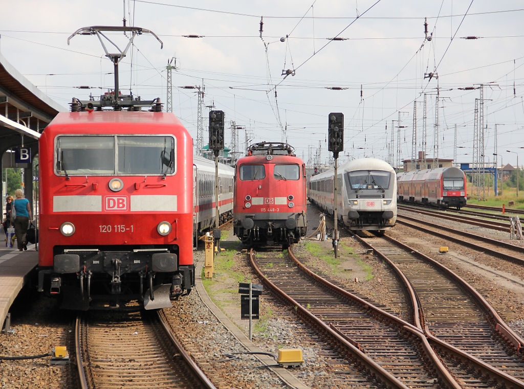 Nachdem 120 115-1 mit ihrem IC den Bahnhof Stralsund erreichte, entstand dieses  Gruppenbild , auf dem noch zwei Steuerwagenkpfe und 115 448-3 zu sehen sind. Aufgenommen am 07.08.2011.