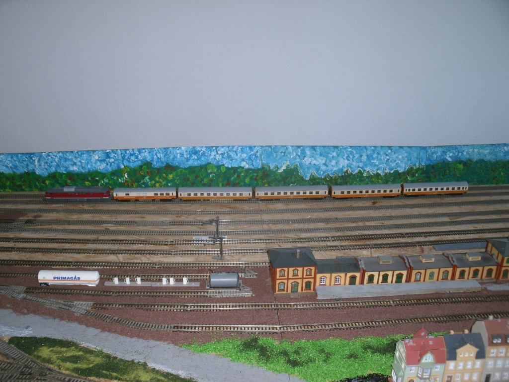 Nachdem 132 256,mit einem Stdteexpress,einige Male meine H0-Anlage umrundet hatte,wurde der Zug zum Feierabend im Abstellbahnhof abgestellt.Die Lok fuhr danach zum Tanken ins Bw.Aufgenommen am 11.August 2013. 