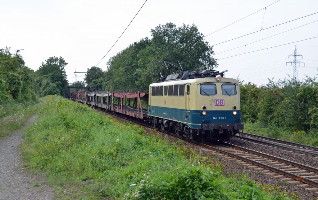 Nachdem 140 423 am 23.08.11 einen Gterzug Richtung Hannover zog, kam sie spter mit einem leeren Autozug zurck Richtung Lehrte.