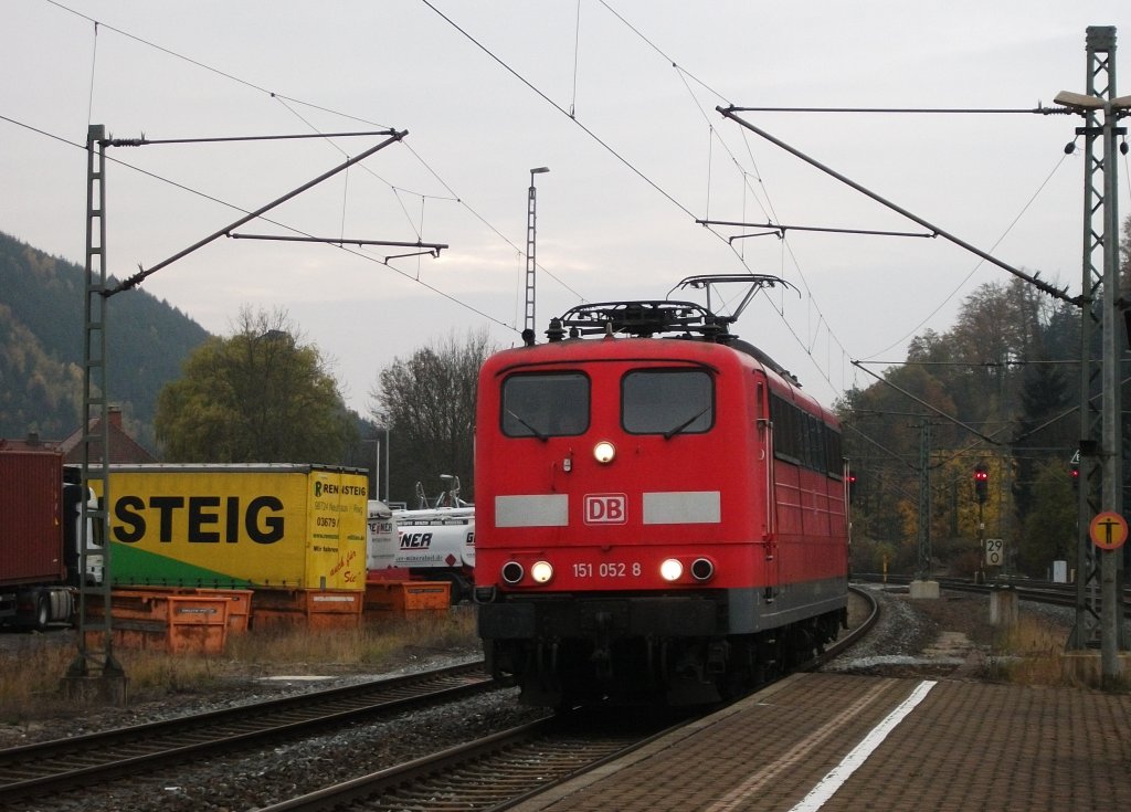 Nachdem 151 052 am PKP Kohlezug als Bremslok diente, fhrt sie als Tfzf wieder zurck auf Probstzella. Pressig den 30.Oktober 2011